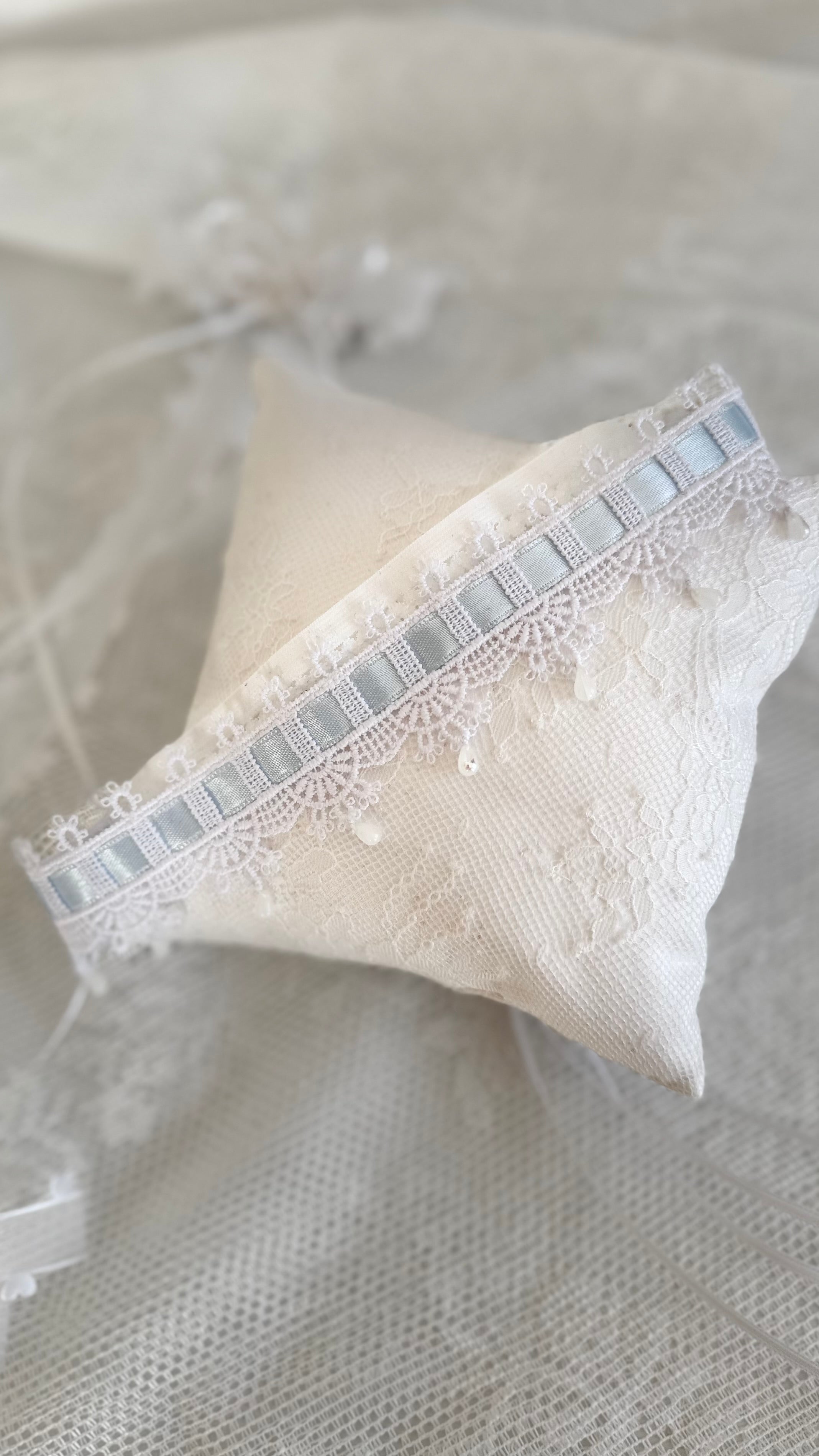 Strumpfband für Braut – Weißes Spitzen-Strumpfband mit hellblauem Band & handgenähten Tropfen