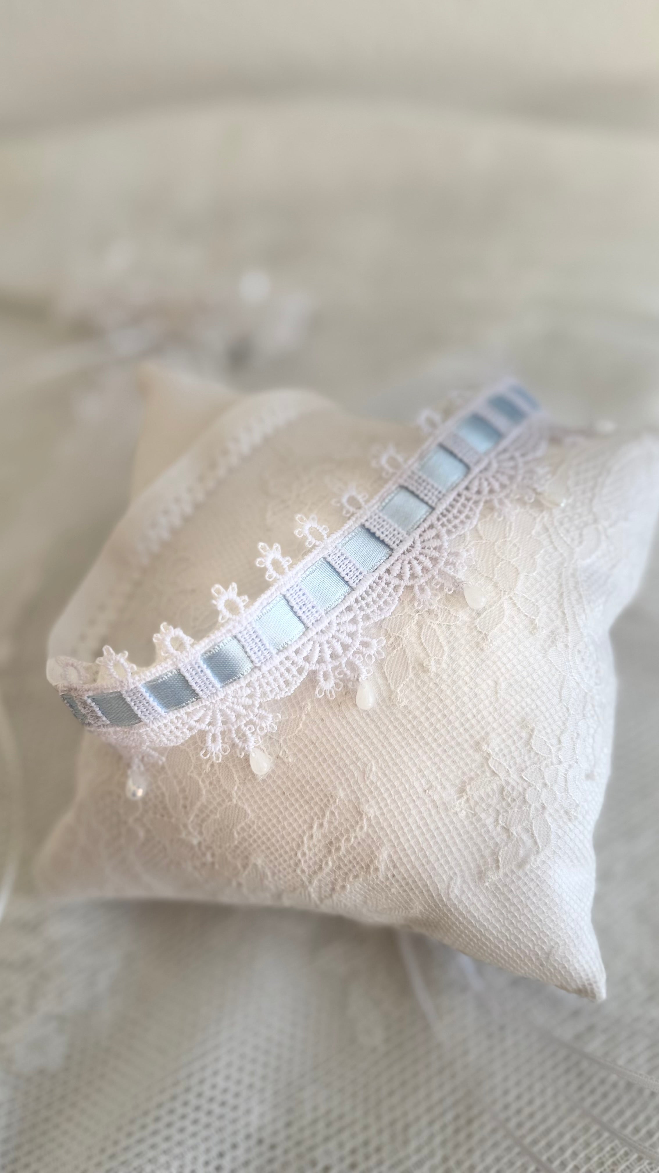 Strumpfband für Braut – Weißes Spitzen-Strumpfband mit hellblauem Band & handgenähten Tropfen