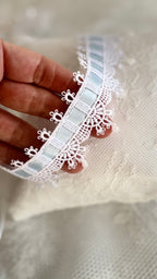 Strumpfband für Braut – Weißes Spitzen-Strumpfband mit hellblauem Band & handgenähten Tropfen