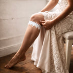 Strumpfband für Braut – Weißes Spitzen-Strumpfband mit hellblauem Band & handgenähten Tropfen