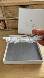 Kommunion Haarschmuck – Satinblätter & edle Perlenblume