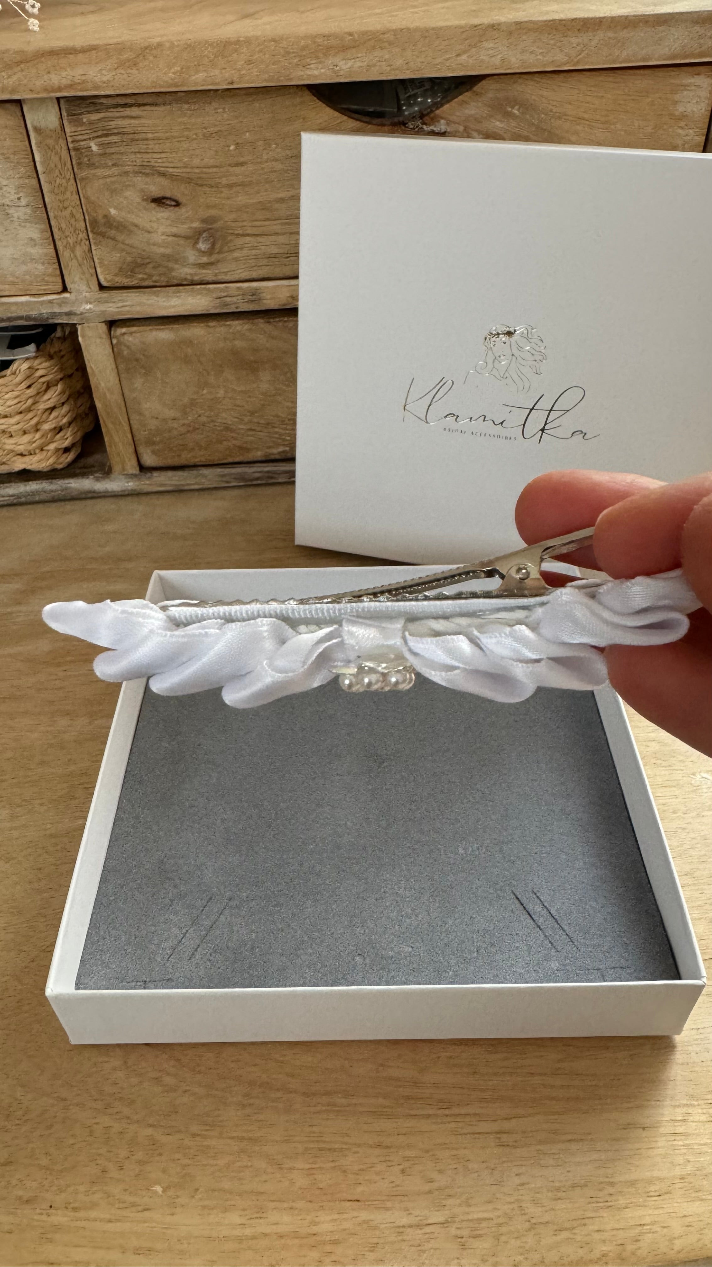 Kommunion Haarschmuck – Satinblätter & edle Perlenblume