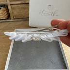 Kommunion Haarschmuck mit handgearbeiteten Satinblättern und einer Perlenblume