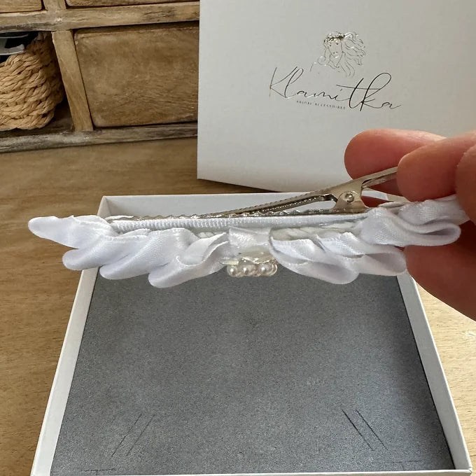 Kommunion Haarschmuck mit handgearbeiteten Satinblättern und einer Perlenblume
