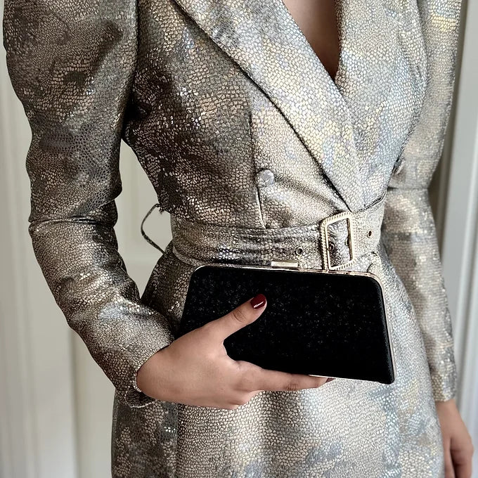 Schwarze elegante Clutch Tasche – Abendtasche mit goldener Kette für Damen