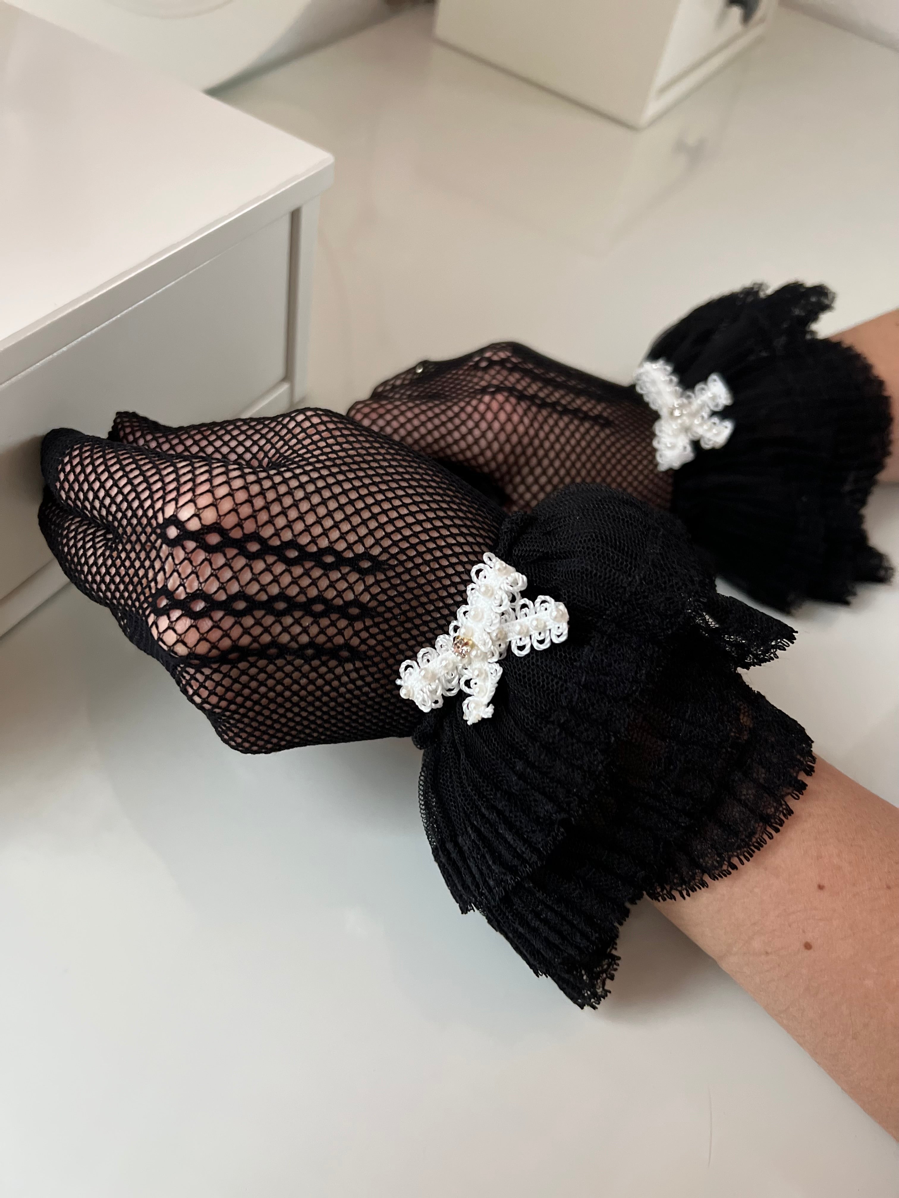 Abendhandschuhe – Elegante Spitzenhandschuhe mit feinen Perlen