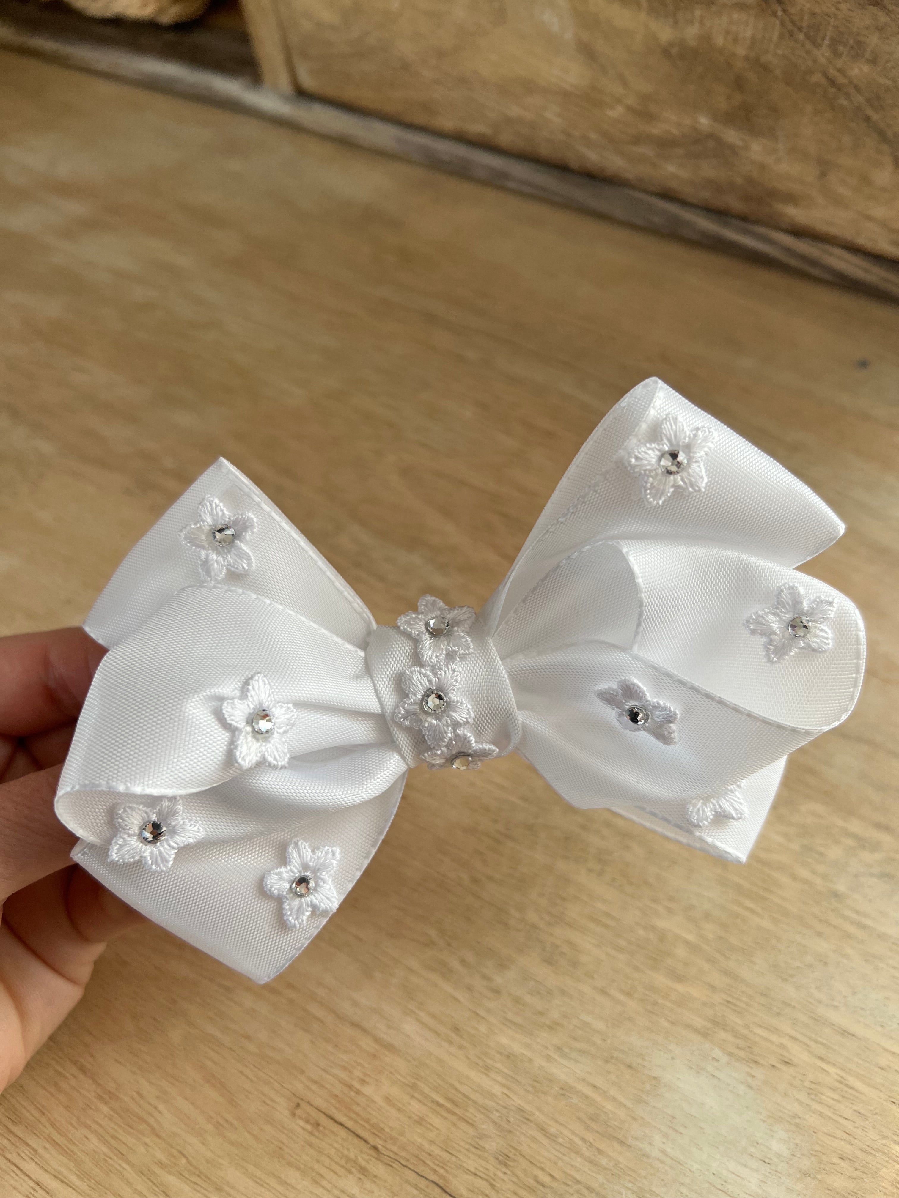 Blumen Schleife Kommunion – Haarkamm mit Blüten & funkelndem Strass