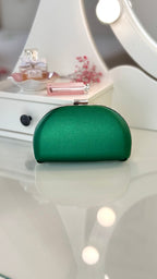 Grüne Clutch – Smaragdgrüne vegane Abendtasche mit silberner Kette