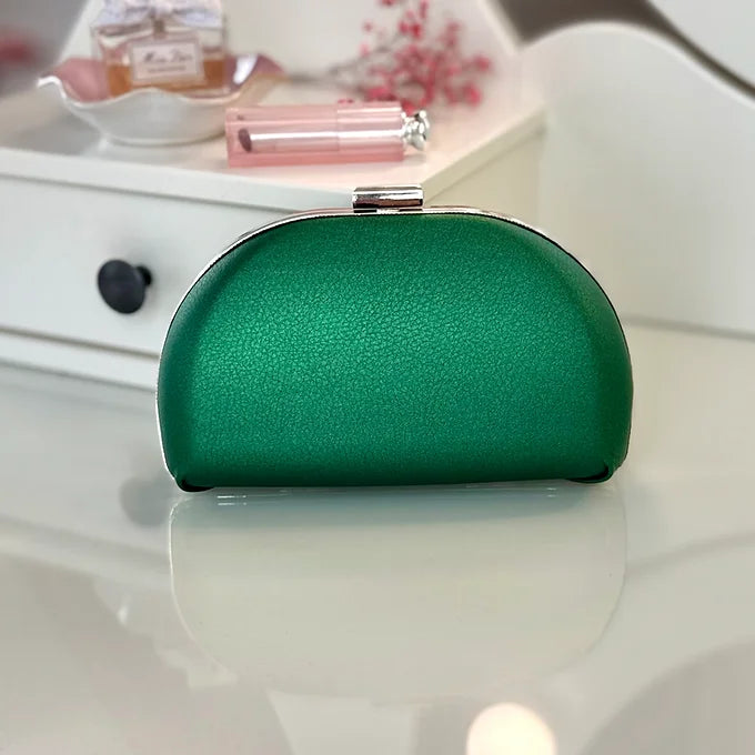 Smaragdgrüne Clutch aus veganem Leder – elegante Abendtasche mit silberner Kette