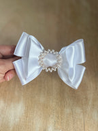 Satin Haarschleife Kommunion – Weiße Schleife mit Perlenelement