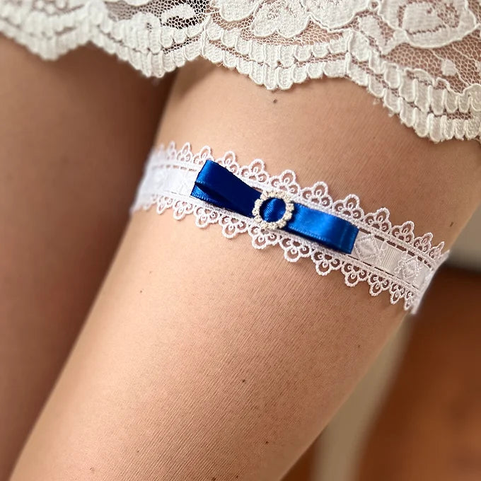 Strumpfband aus weißer Spitze und royalblauen Schleife mit Strassstein