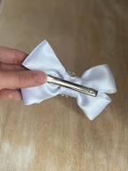 Satin Haarschleife Kommunion – Weiße Schleife mit Perlenelement