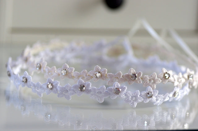 Perlen Haarband – Kommunion Haarband aus Spitzenblüten & Strasssteinen