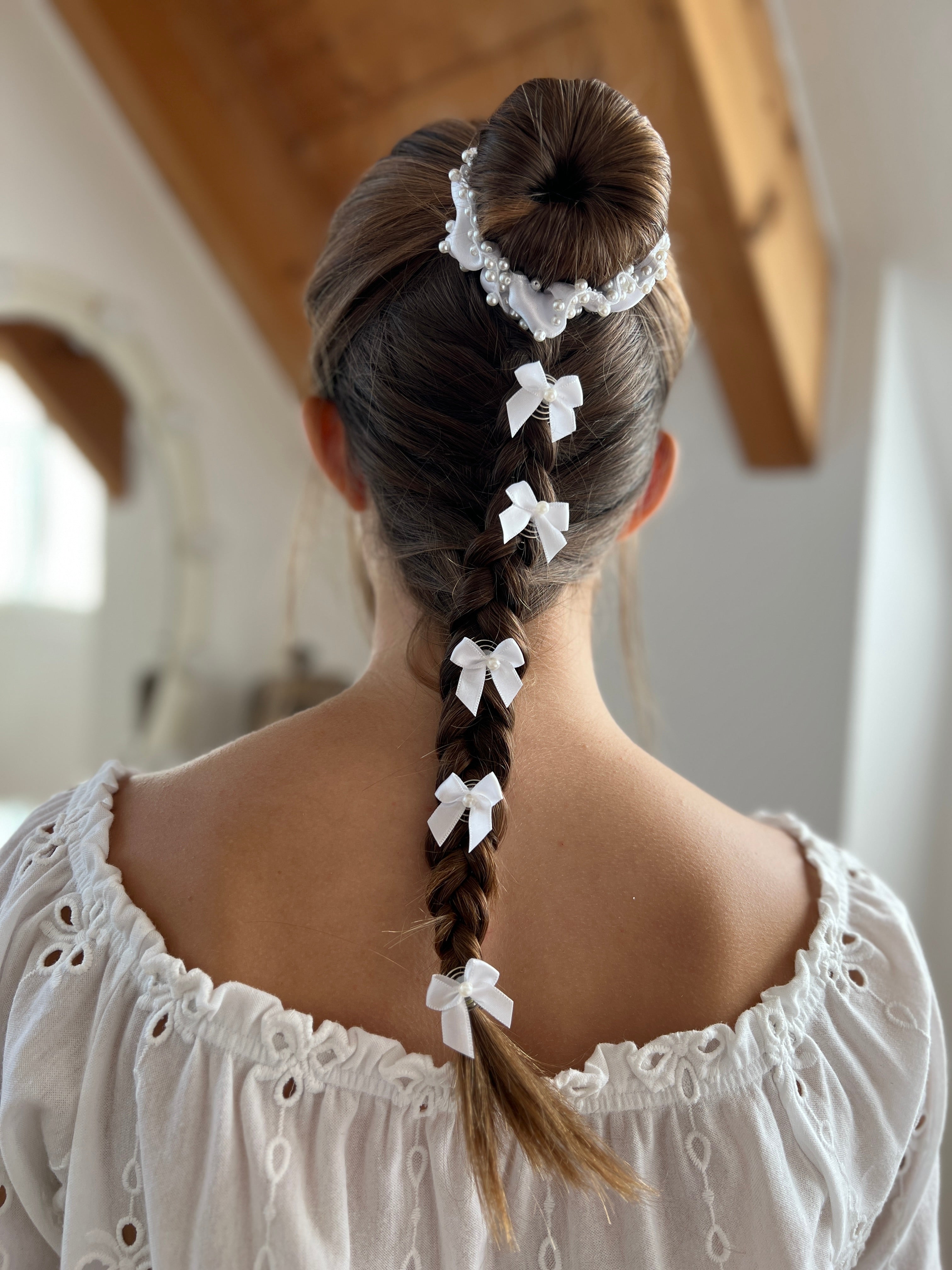 Curlies Kommunion – Zarte Schleifen-Curlies mit Perlen für Frisuren