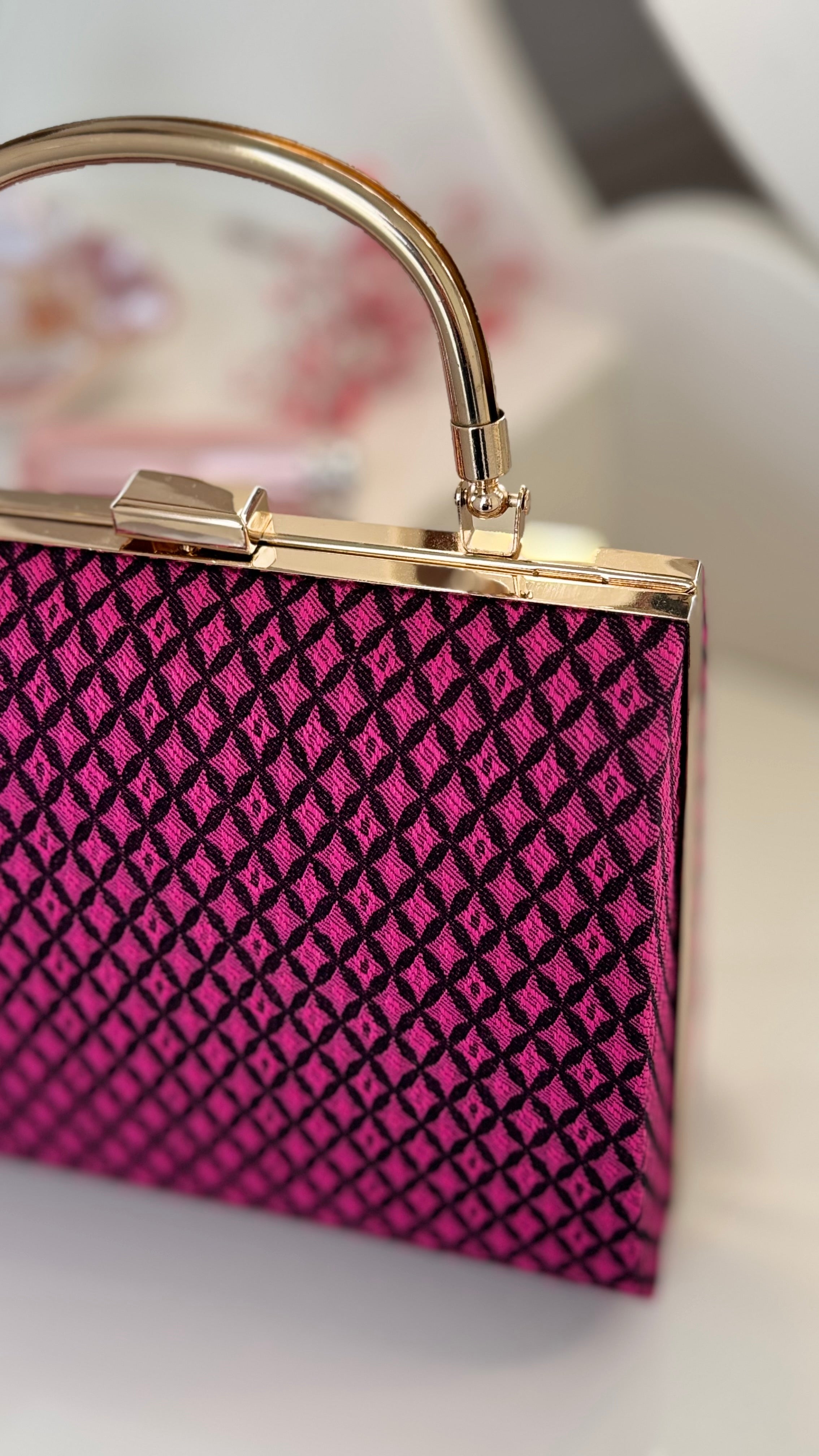 Clutch Muster – Schwarz/Pink Abendtasche mit Kette & Henkel