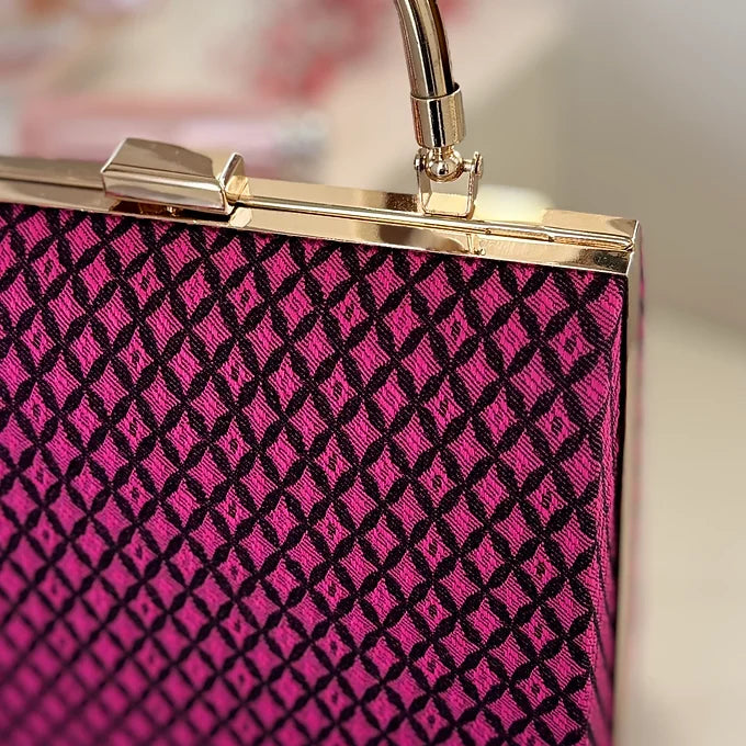 Pink Clutch schwarz gemustert – elegante Abendtasche pink mit Tragekette & Henkel