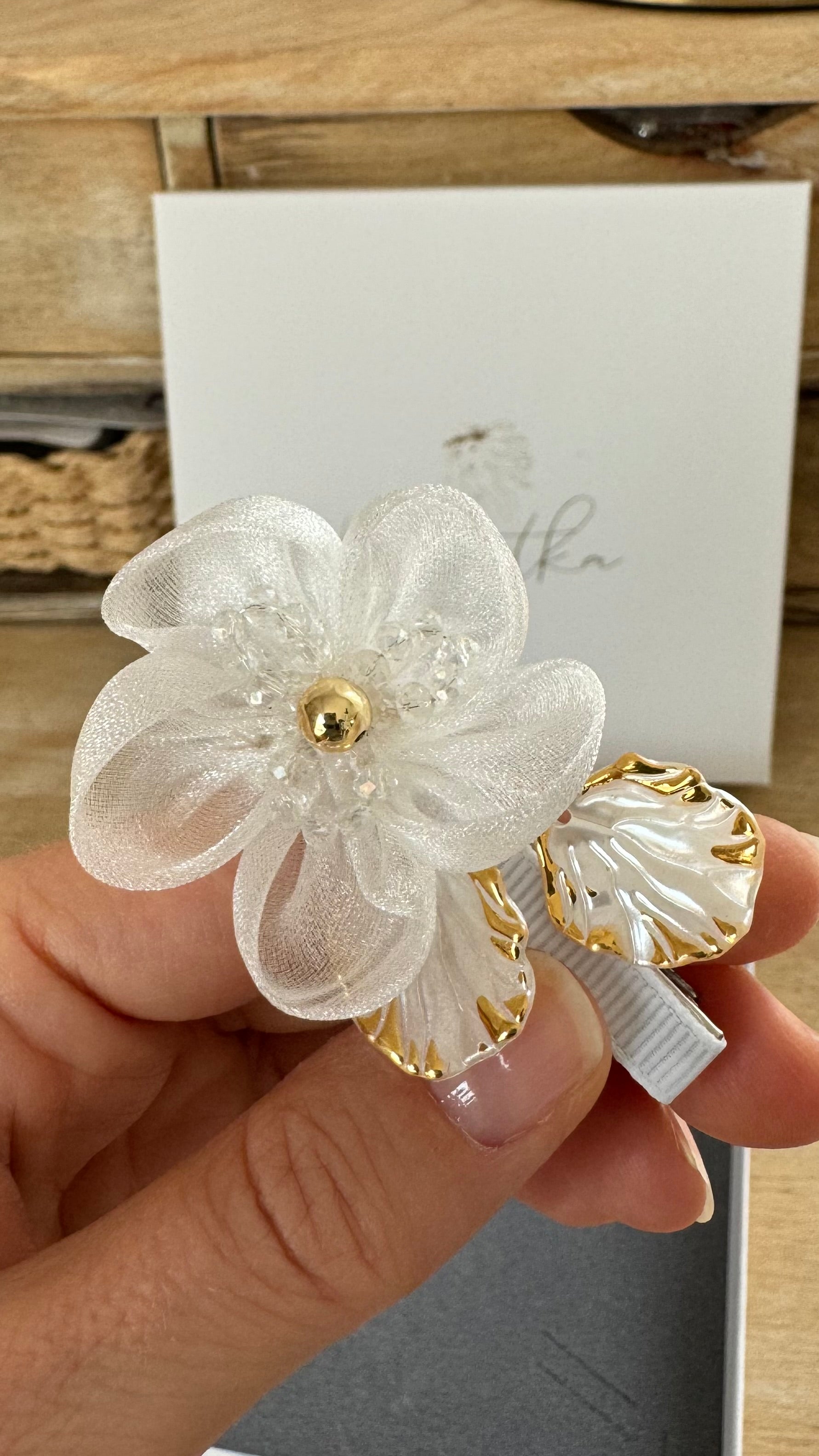 Organza Haarklammer Kommunion – Weiße Blume & goldene Akzente
