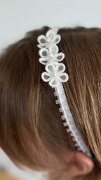 Blumen Haarreif Kommunion – Zarte Blüten & weiße Spitzenborte