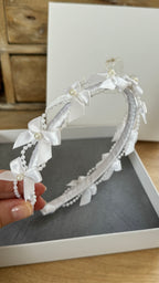 Perlen Haarreif Kommunion – Weißes Schleifen- & Perlenband