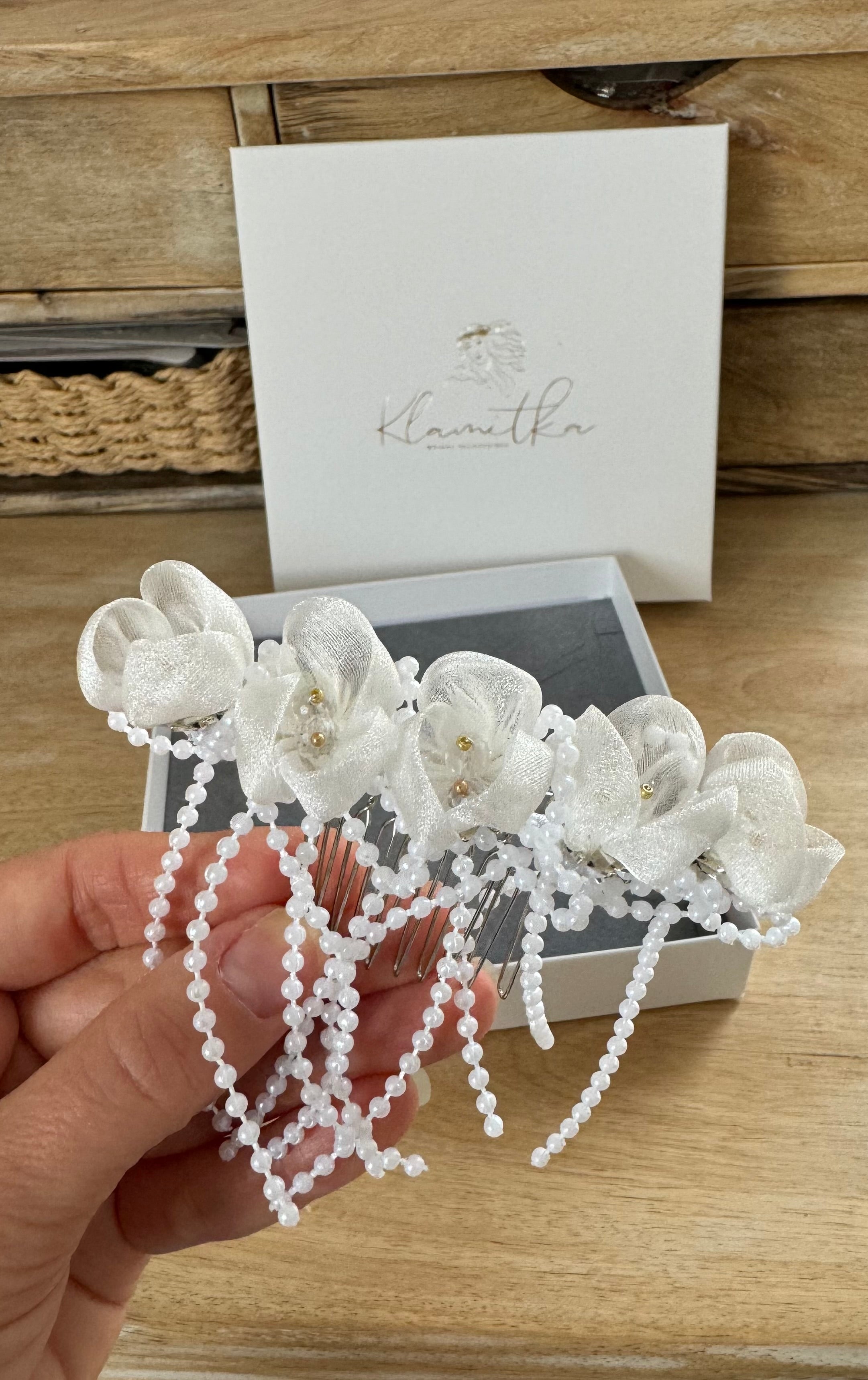 Haarschmuck Kommunion – Zarte Blumen & edle Perlenbänder