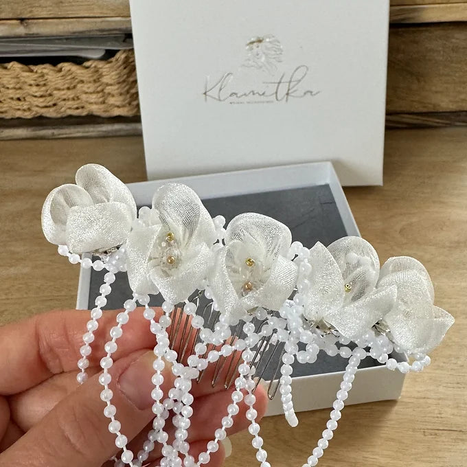 Kommunion Haarschmuck mit zarte Blumen und zarten Perlen-Bändern