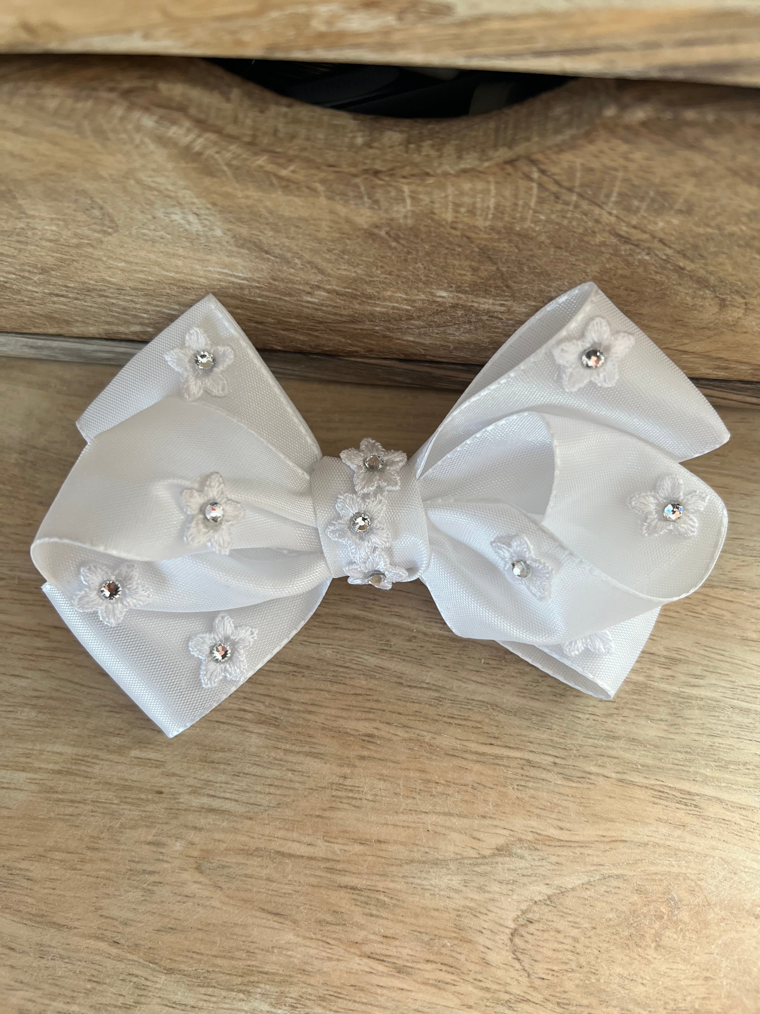 Blumen Schleife Kommunion – Haarkamm mit Blüten & funkelndem Strass