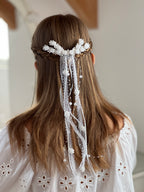 Weißer Haarkamm Kommunion – Blumenspitze, Rosen & Organza-Bänder