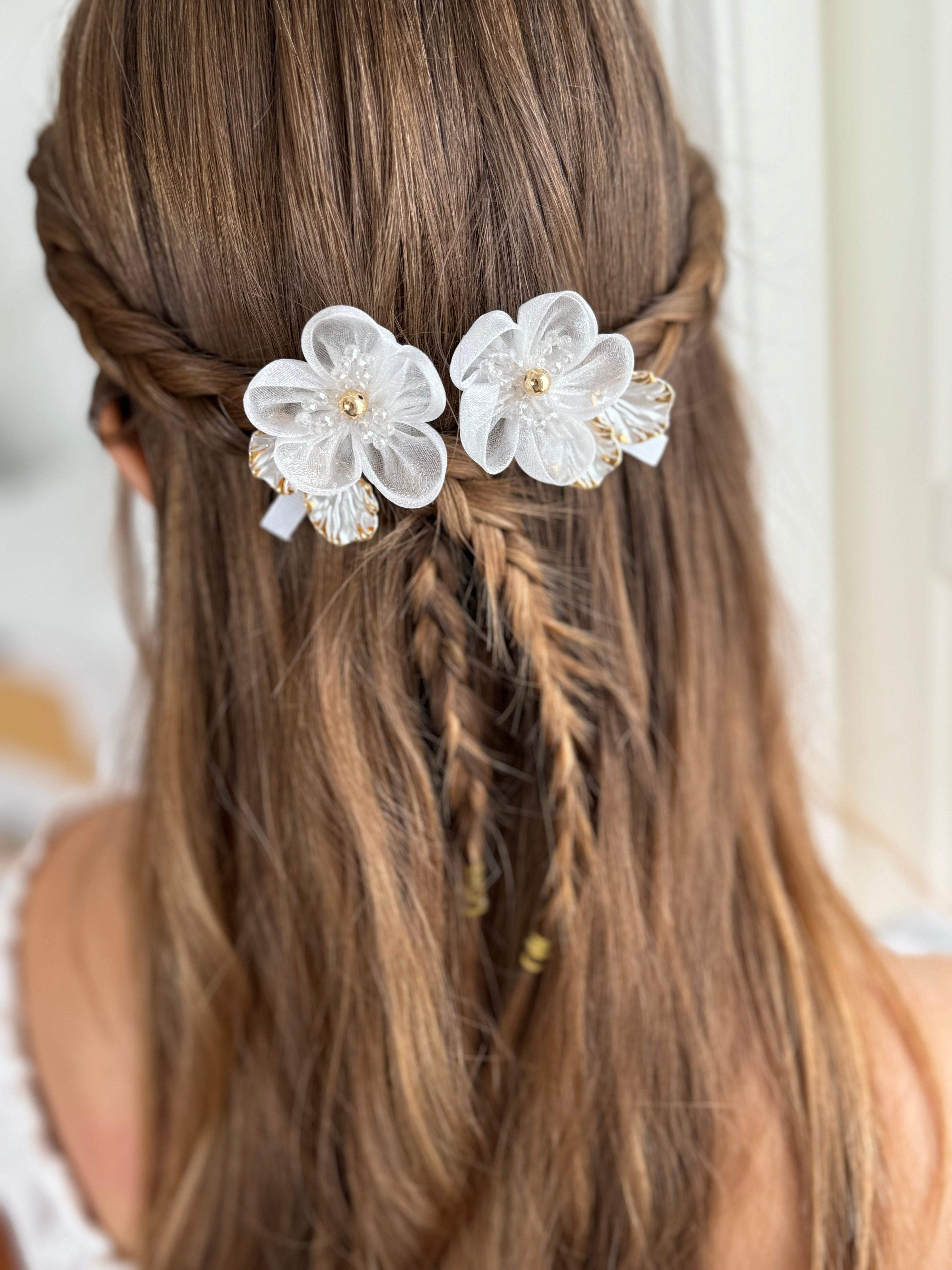 Organza Haarklammer Kommunion – Weiße Blume & goldene Akzente