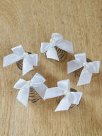 Curlies Kommunion – Zarte Schleifen-Curlies mit Perlen für Frisuren