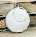 Runde Brauttasche – Off-White Clutch mit feiner Stickerei & Kette