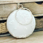 Runde Braut Clutch Off-White – Hochzeitstasche mit Stickerei & Kette –