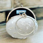 Runde Brauttasche – Off-White Clutch mit feiner Stickerei & Kette