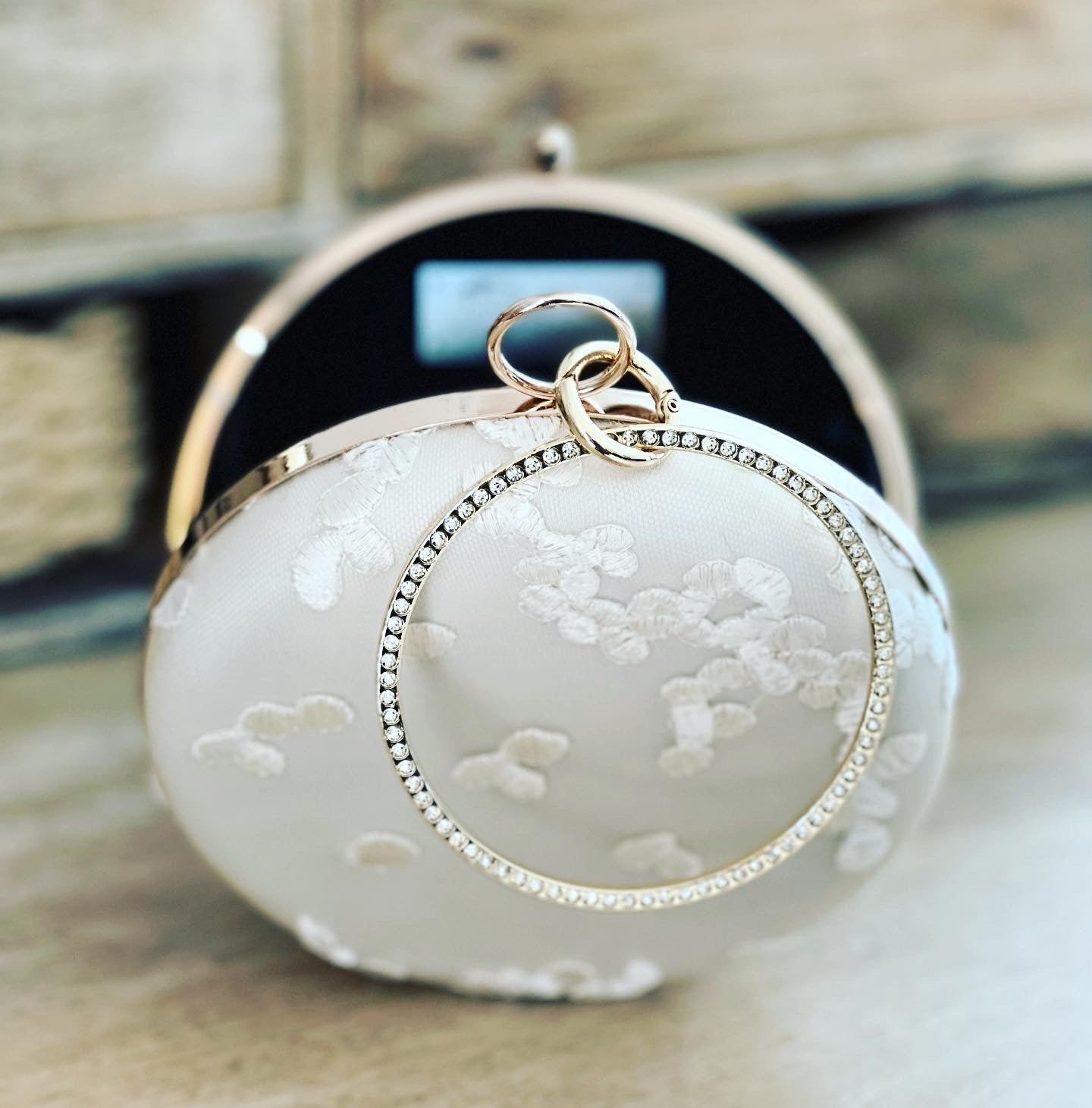 Runde Brauttasche – Off-White Clutch mit feiner Stickerei & Kette