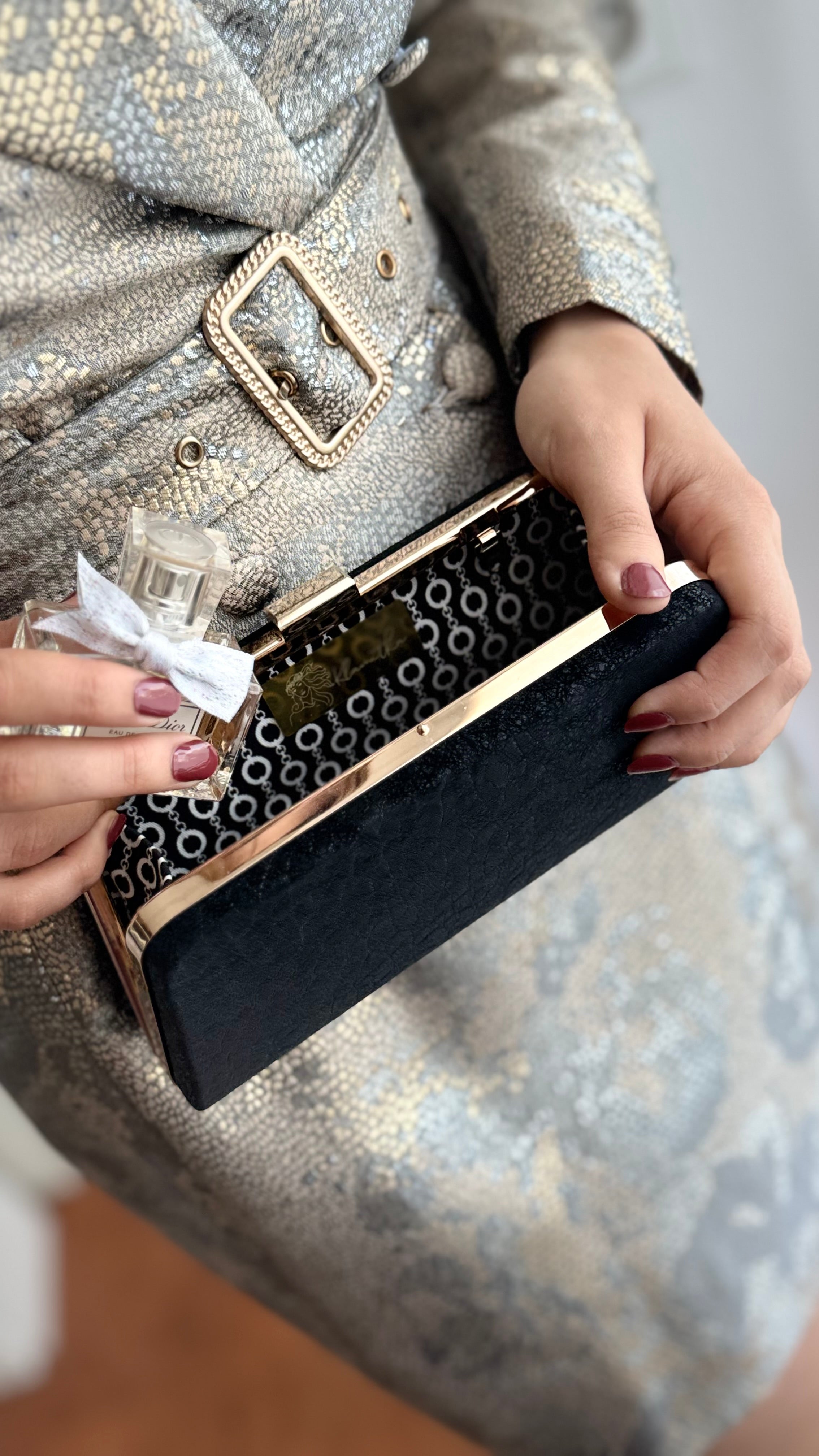 Schwarze Clutch – Elegante Abendtasche mit goldener Kette für Damen
