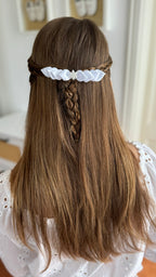 Kommunion Haarschmuck – Satinblätter & edle Perlenblume