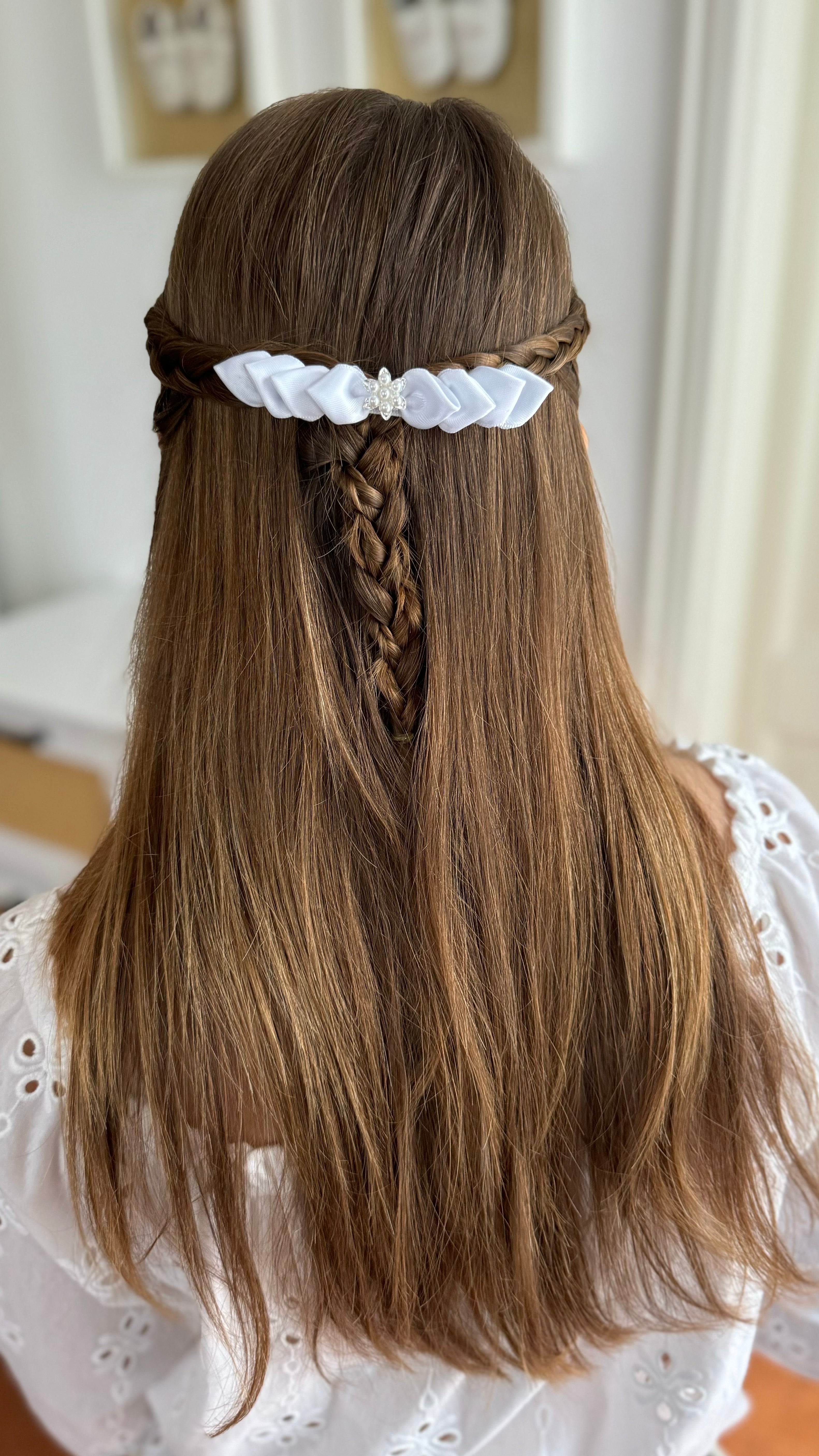 Kommunion Haarschmuck – Satinblätter & edle Perlenblume