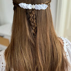 Kommunion Haarschmuck mit handgearbeiteten Satinblättern und einer Perlenblume