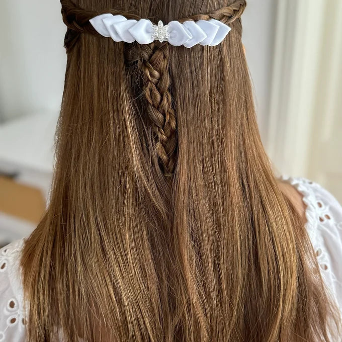 Kommunion Haarschmuck mit handgearbeiteten Satinblättern und einer Perlenblume