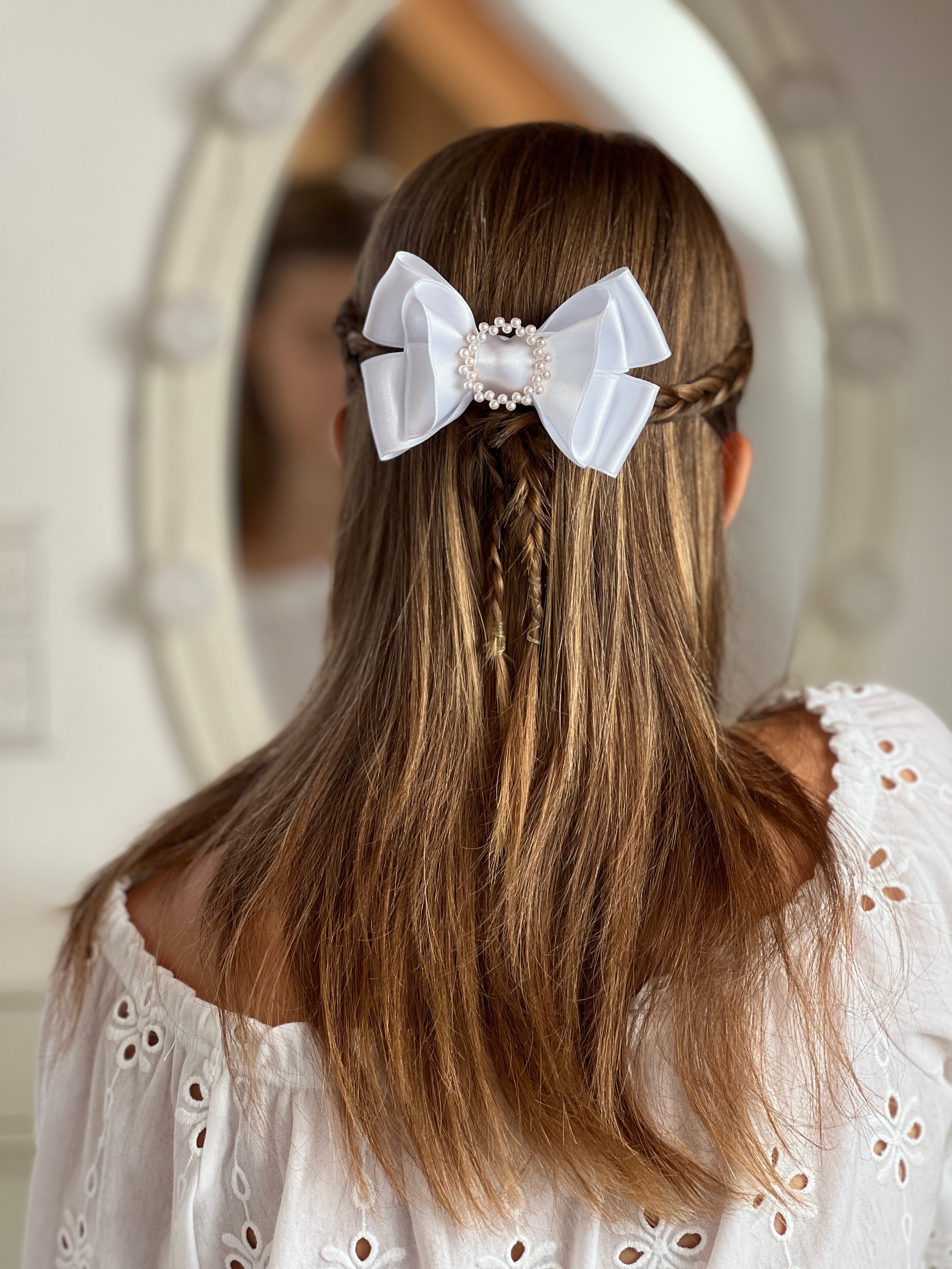 Satin Haarschleife Kommunion – Weiße Schleife mit Perlenelement