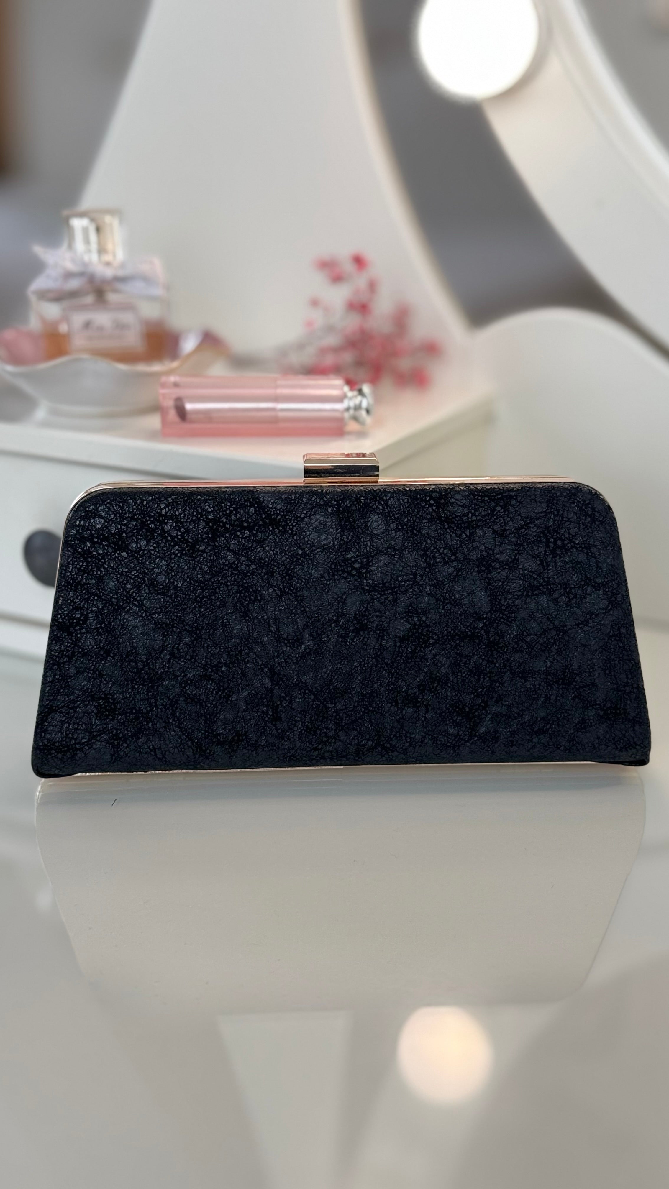 Schwarze Clutch – Elegante Abendtasche mit goldener Kette für Damen