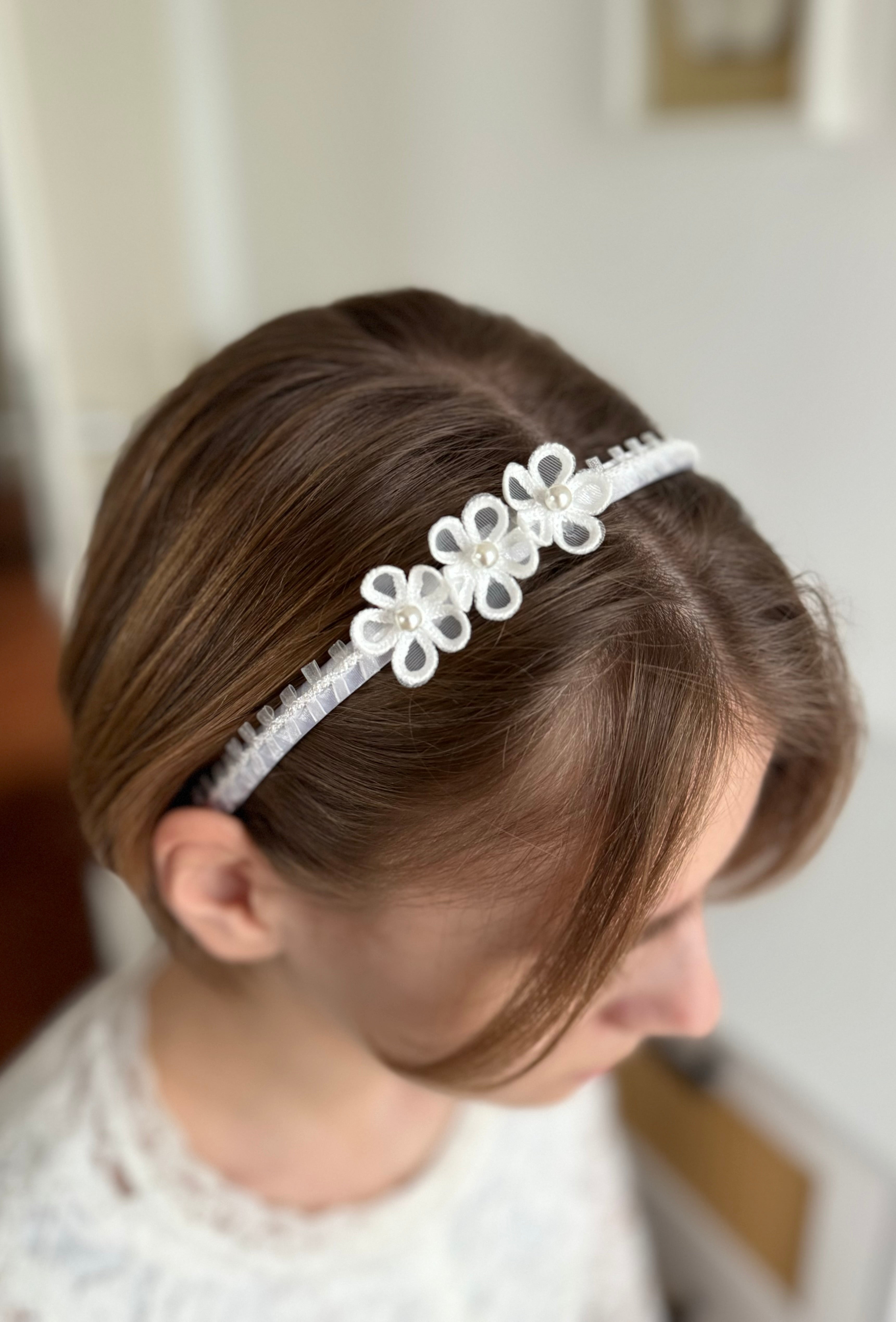 Blumen Haarreif Kommunion – Zarte Blüten & weiße Spitzenborte