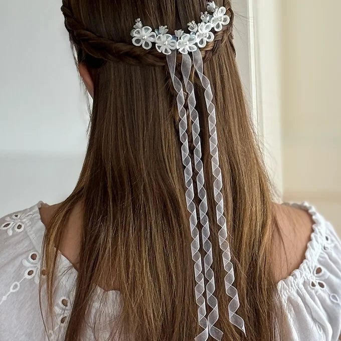 Haarschmuck Kommunion mit zarten Blüten und Organza-Bändern in weiß