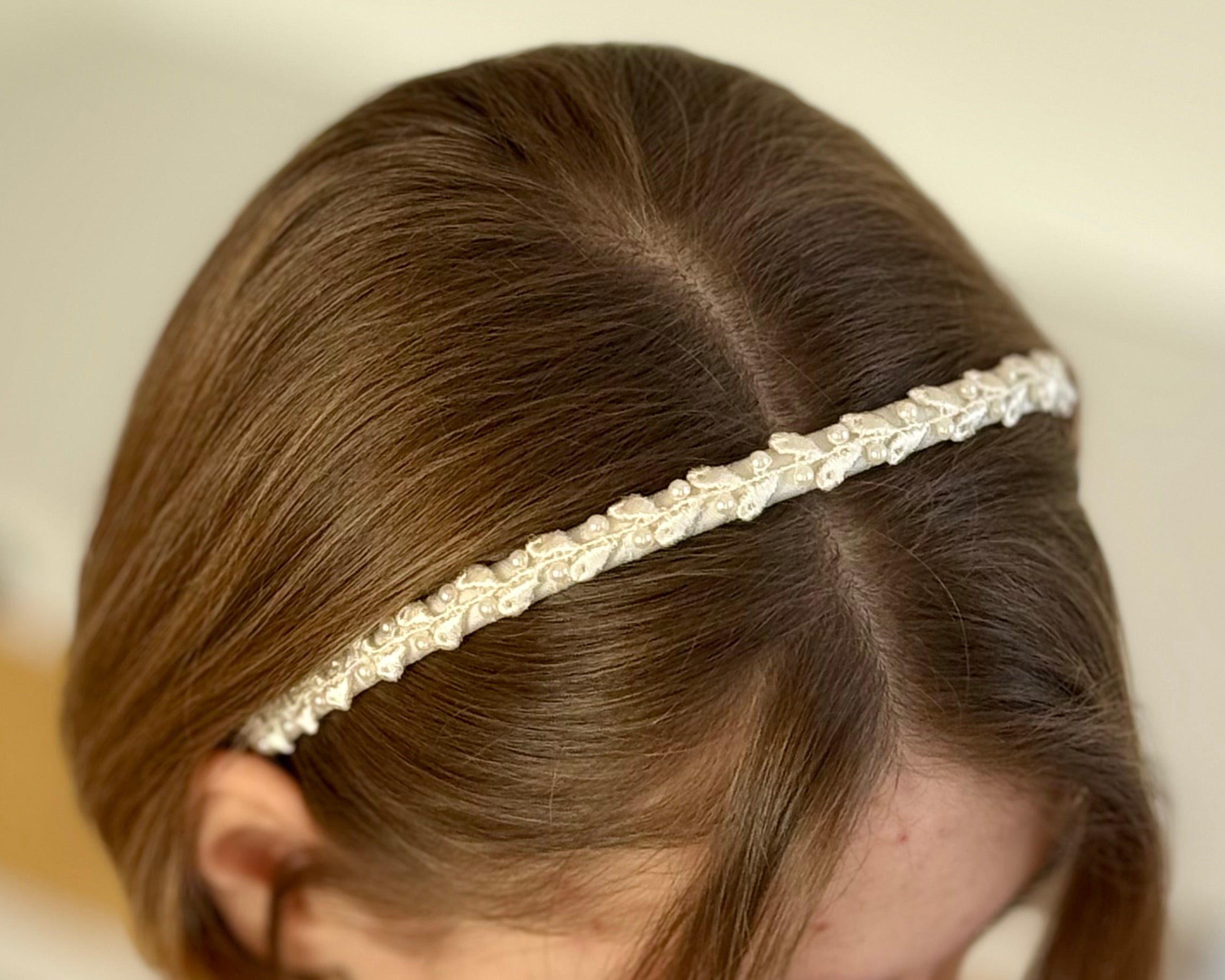 Haarreif Kommunion – Zarter Haarschmuck mit Spitze und Perlen