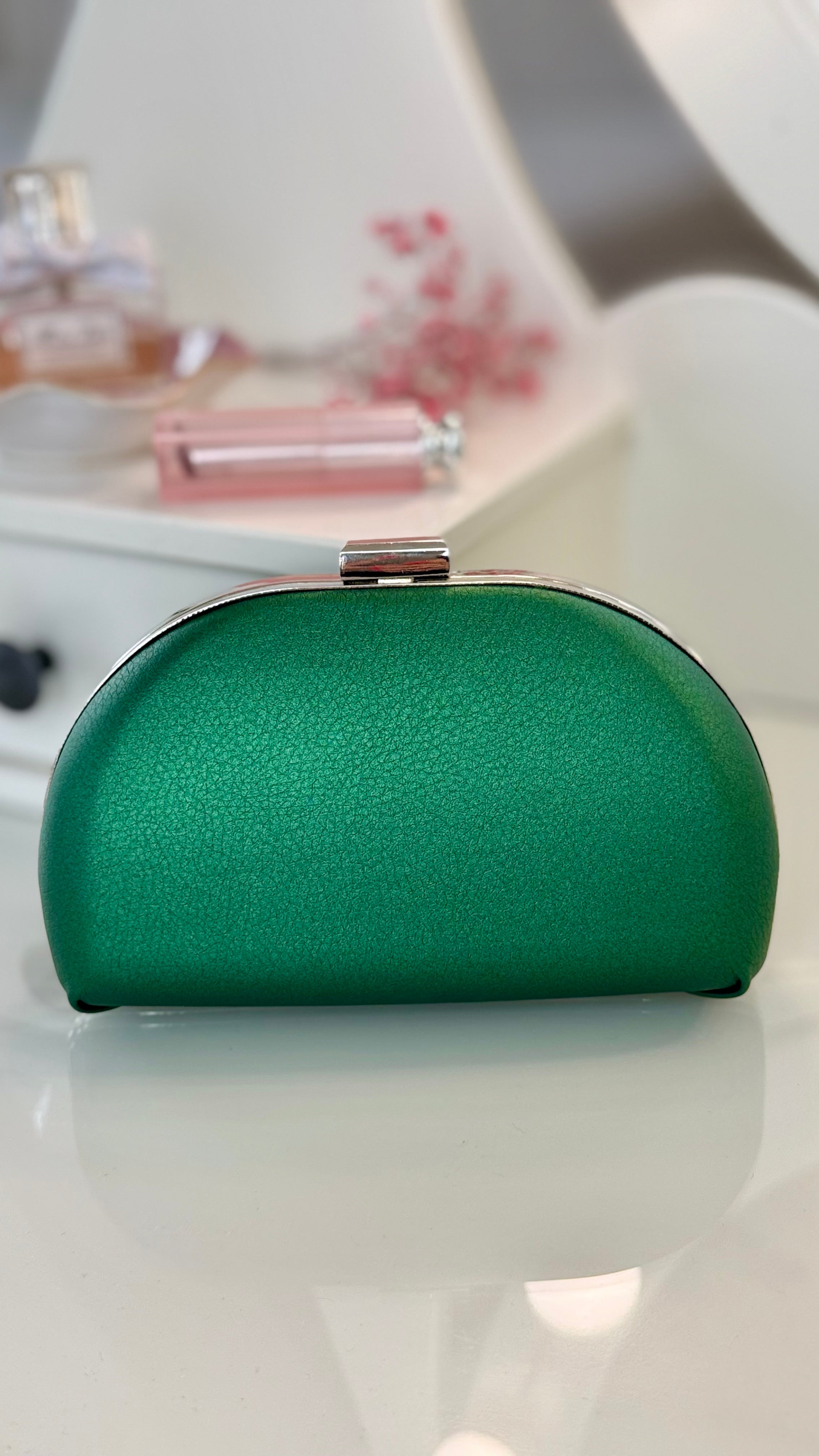 Grüne Clutch – Smaragdgrüne vegane Abendtasche mit silberner Kette