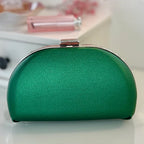 Smaragdgrüne Clutch aus veganem Leder – elegante Abendtasche mit silberner Kette
