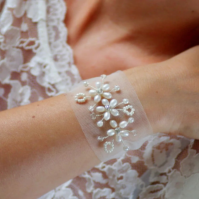 Traumhaftes Brautarmband aus Tüll mit Süßwasserperlen, Armband Braut Perlen
