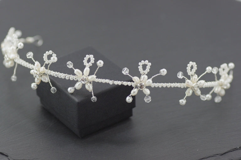Diadem Perlen – Handgearbeitetes Brautdiadem mit Süßwasserperlen & Strass