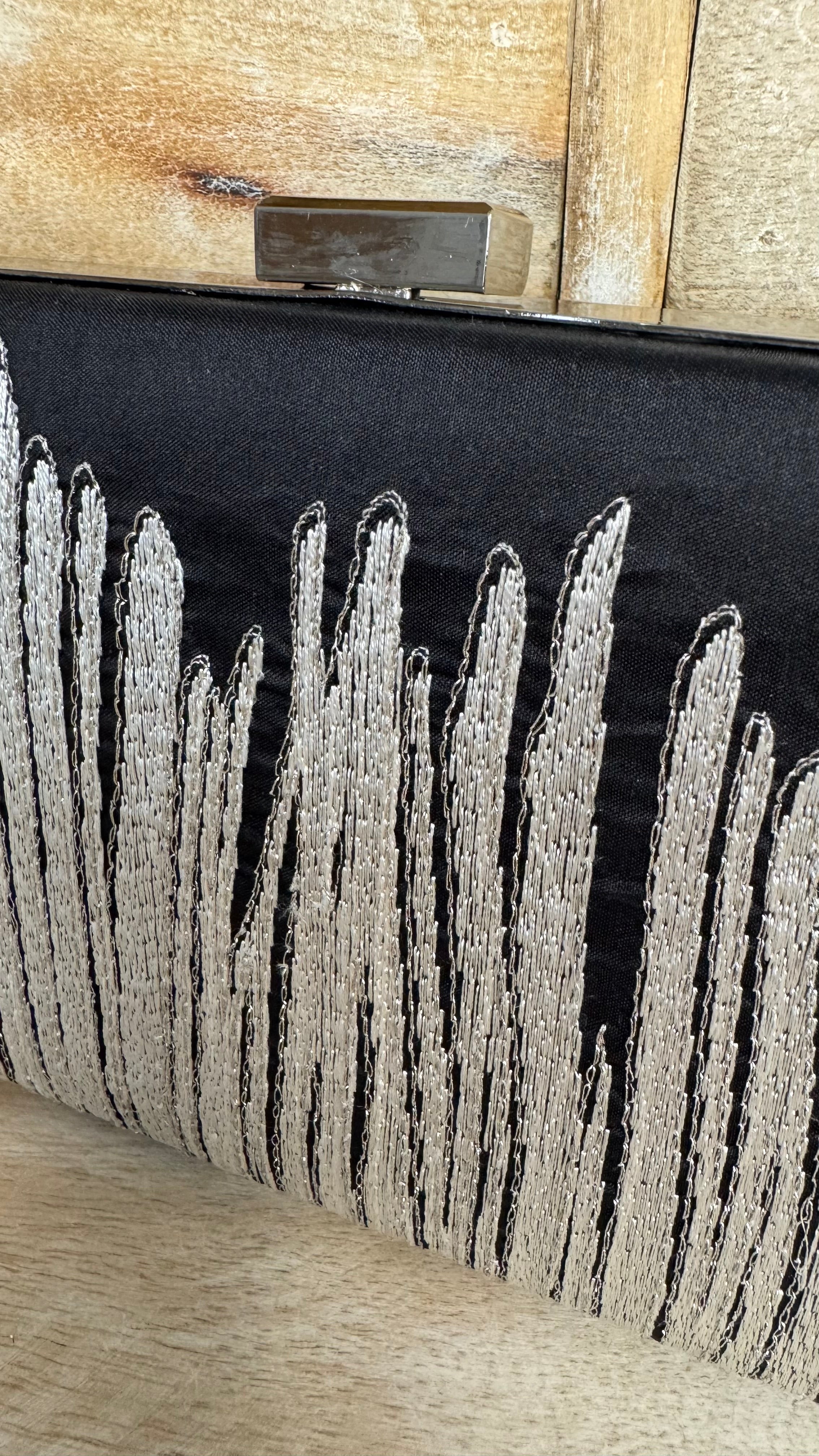 Silber Abendtasche – Elegante Clutch mit modernem Muster & Kette