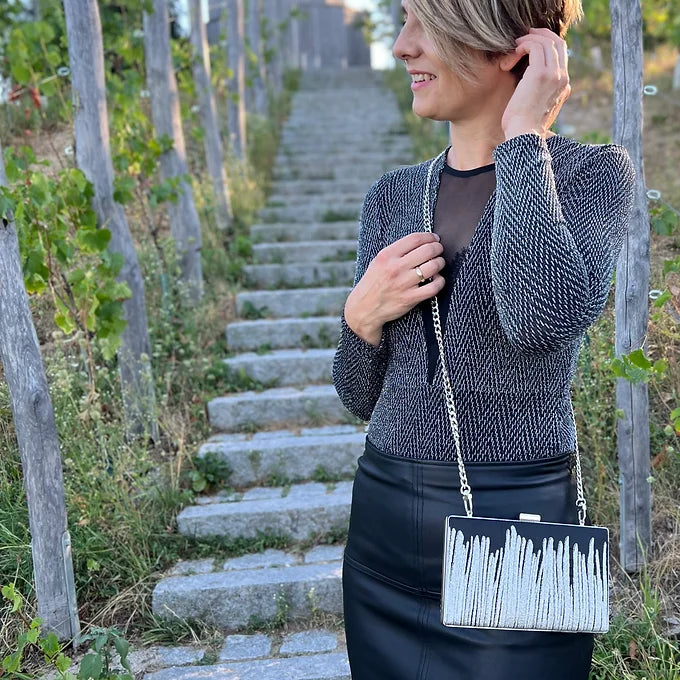 Elegante Clutch Tasche mit silbernem Muster – Abendtasche mit Kette
