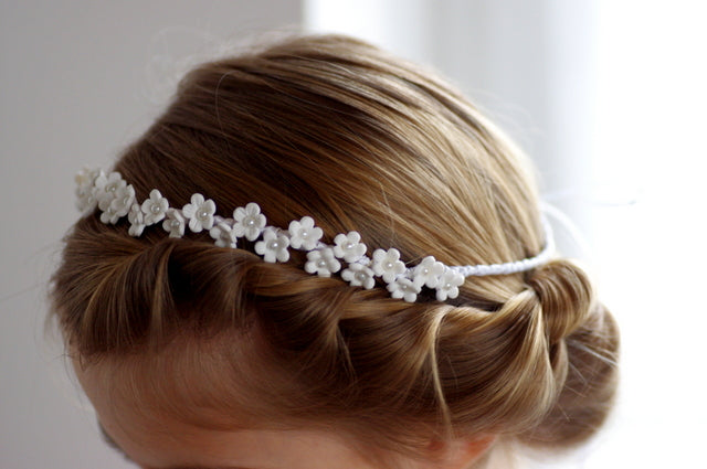 Blumen Stirnband – Kommunion Haarband mit handgefertigten Blumen & Perlen